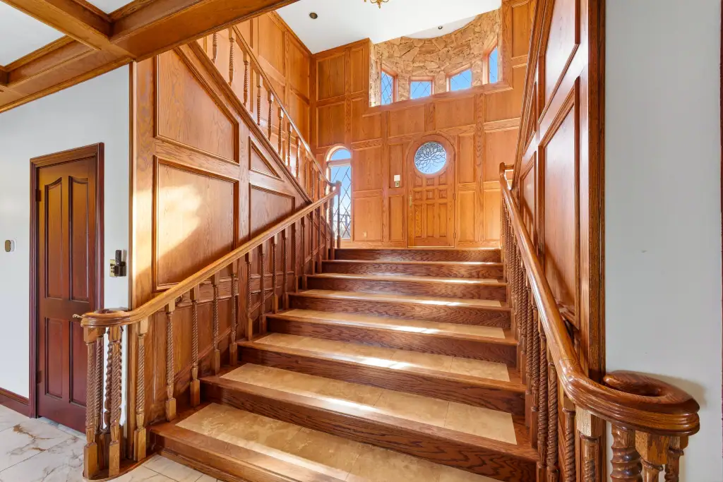 Photography of a beautiful wooden staircase.