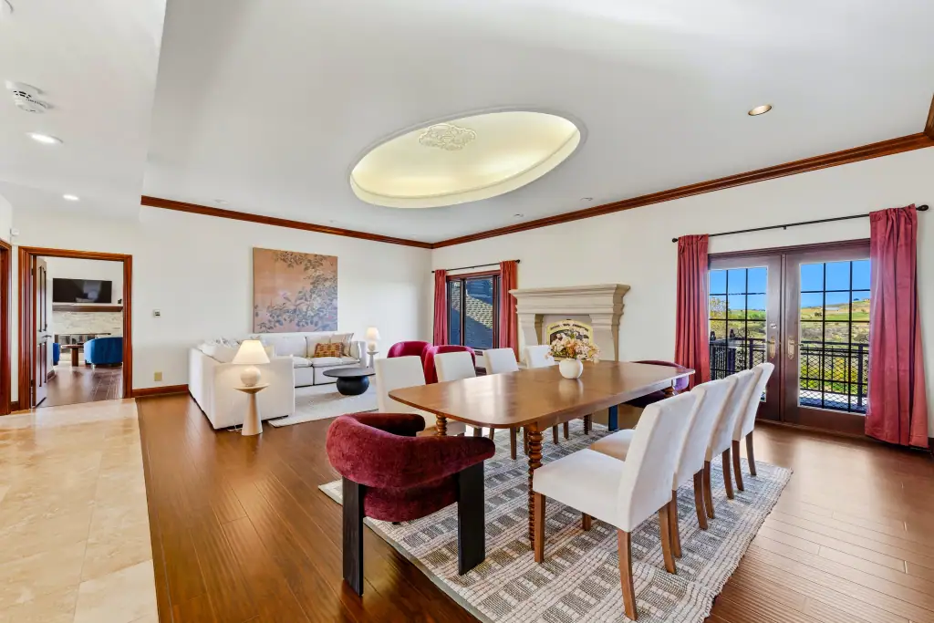 Photography of a grand room.